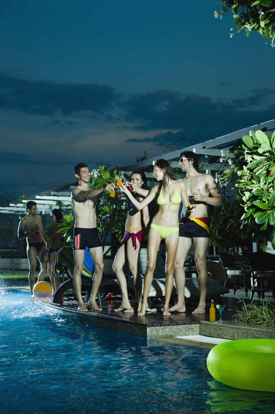 成年人,游泳池,横图,竖图,室外,比基尼,度假,快乐,友谊,幸福,印度,泳裤,酒类,裸露,酒,饮料,黄昏,瓶子,气垫床,放松,摄影,裸,哈里亚纳邦,年轻男性,年轻女性,印度人,年轻人,休闲活动,休闲椅,彩图