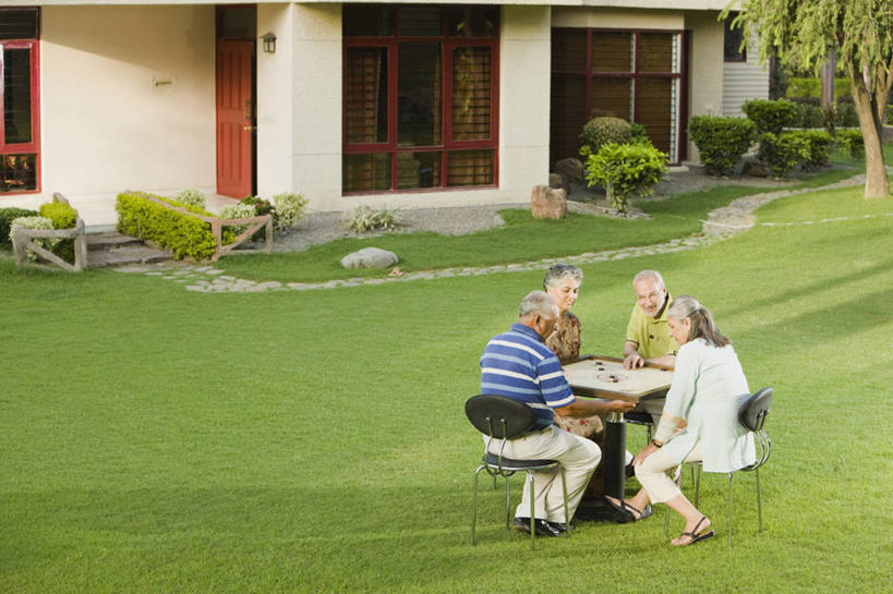 成年人,中年人,老年人,头发,四个人,家庭,夫妻,横图,俯视,室外,白天,爱情,快乐,友谊,幸福,草坪,椅子,印度,庭院,小路,首都,浪漫,休闲装,温暖,温馨,一家人,调情,恩爱,放松,恋人,摄影,和睦,退休,新德里,异性恋,老年男性,老年女性,男人,男性,女人,女性,印度人,夫妇,情侣,休闲活动,彩图,高角度拍摄,伴侣,融洽,花园路