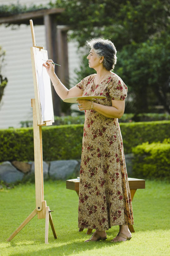 成年人,中年人,老年人,头发,一个人,站,竖图,室外,白天,侧面,草坪,日光,印度,仅一个女性,仅一个人,花纹,庭院,首都,拿着,画架,画笔,仅一个中年女性,摄影,专心,调色板,作画,新德里,美术工艺,女人,女性,中年女性,印度人,休闲活动,彩图,人老心不老