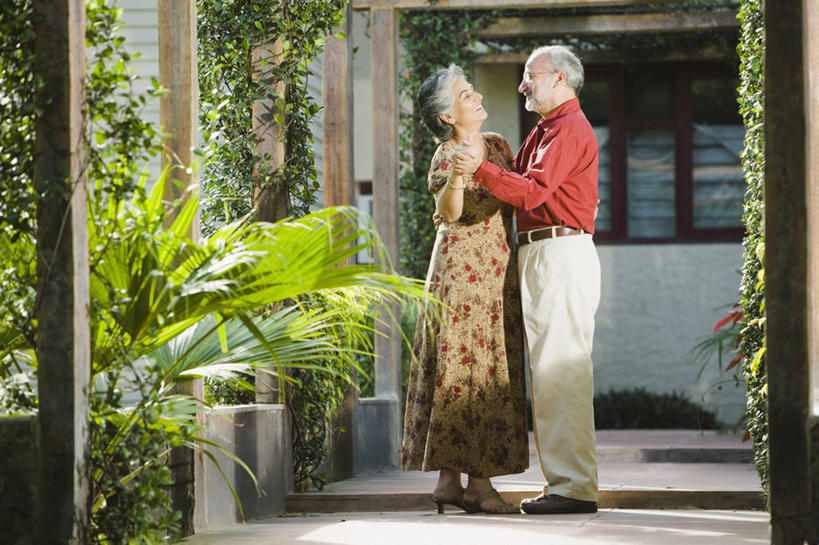 成年人,中年人,老年人,头发,两个人,横图,室外,白天,侧面,衬衫,快乐,幸福,日光,印度,庭院,首都,浪漫,面对面,摄影,新德里,异性恋,老年男性,老年女性,印度人,休闲活动,手牵手,彩图,爱,舞蹈,短发,人老心不老