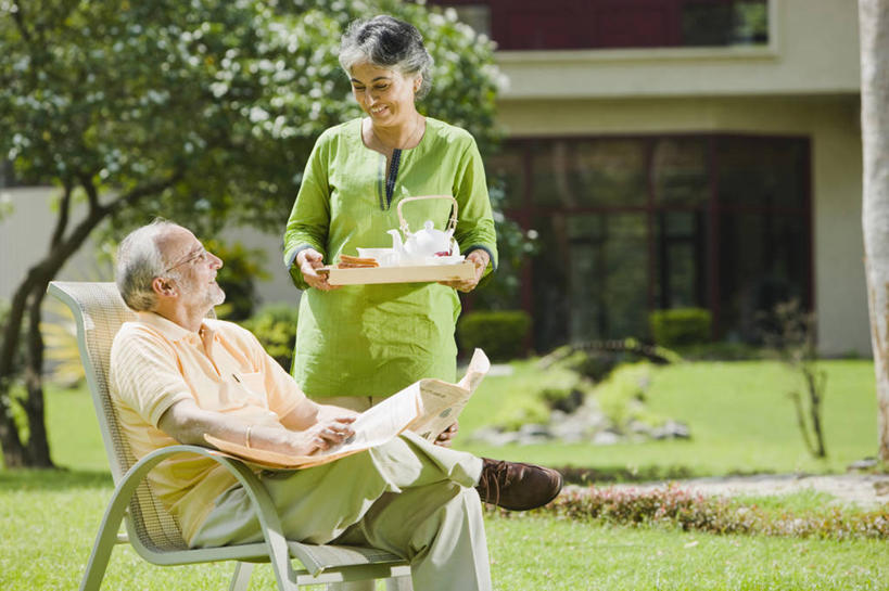 成年人,中年人,老年人,头发,两个人,家庭,站,坐,横图,室外,白天,下午茶,快乐,幸福,草坪,报纸,印度,庭院,首都,拿着,休闲装,树,健康,温暖,温馨,一家人,面对面,摄影,和睦,享乐,新德里,异性恋,老年男性,老年女性,印度人,彩图,融洽,人老心不老