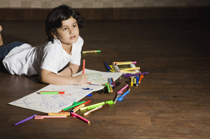 儿童,头发,一个人,横图,室内,白天,侧面,纯洁,建材,地板,建筑,印度,仅一个男性,仅一个人,艺术,材料,木板,木材,纸,地面,首都,教育,T恤,拿着,休闲装,木地板,水笔,木柴,小孩,黑色,趴着,仅一个小孩,思考,放松,可爱,童年,童趣,摄影,建造,木料,灵感,创造力,专心,知识,着色,手艺,想象,童真,烂漫,无邪,新德里,硬木,美术工艺,天真,男孩,男人,男性,印度人,孩子,彩图,小学,毡尖笔,男生,小学生,白日梦