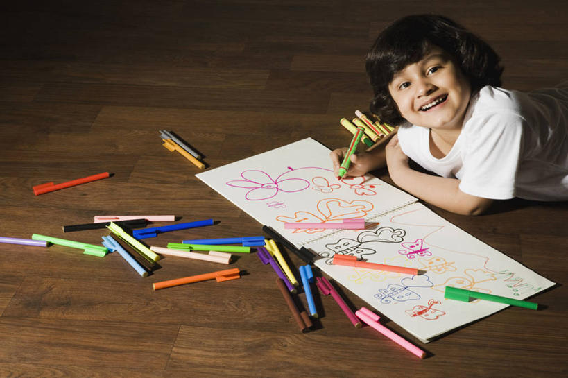 儿童,头发,一个人,微笑,横图,俯视,室内,白天,侧面,纯洁,建材,地板,建筑,印度,仅一个男性,仅一个人,艺术,材料,木板,木材,纸,地面,首都,教育,T恤,拿着,休闲装,木地板,水笔,木柴,小孩,黑色,趴着,仅一个小孩,放松,可爱,童年,童趣,摄影,建造,木料,创造力,知识,着色,肖像,手艺,童真,烂漫,无邪,新德里,硬木,美术工艺,天真,男孩,男人,男性,印度人,孩子,半身,彩图,高角度拍摄,小学,毡尖笔,男生,小学生