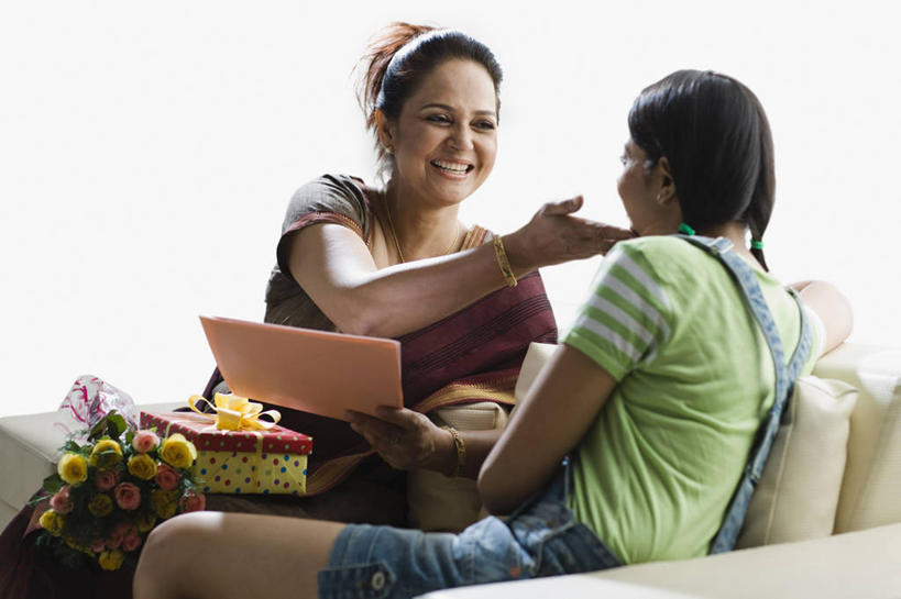 成年人,中年人,老年人,头发,两个人,家庭,母亲,女儿,坐,微笑,横图,室内,特写,白色背景,生日,幸福,沙发,礼物,圣诞节,庆祝,包装,圣诞礼物,拿着,休闲装,花,黑色,花束,看,手势,温暖,温馨,一家人,面对面,放松,摄影,惊奇,安慰,和睦,享乐,生日礼物,印度文化,纱丽,老年女性,年轻女性,女性,印度人,年轻人,休闲活动,彩图,影棚拍摄,传统服装,融洽,打手势,传统文化,美人