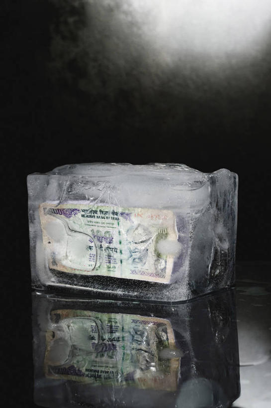 无人,竖图,特写,钱,黑色背景,反射,钱币,冰块,寒冷,储蓄,钞票,金融,纸币,摄影,经济,卢比,流通,纸钞,贸易,印尼货币,想法,货币,现金,彩图,影棚拍摄,印度尼西亚盾,印尼盾