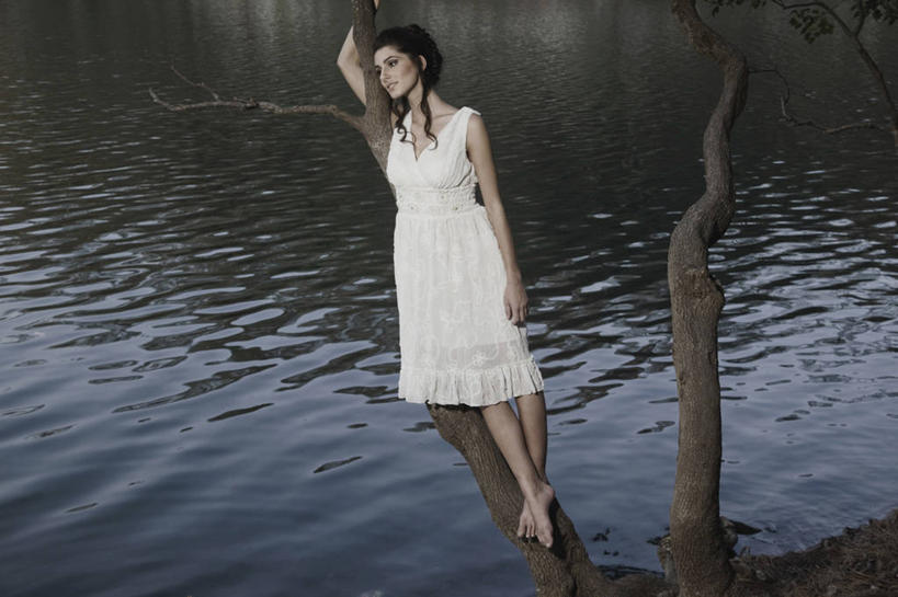 成年人,一个人,站,横图,室外,白天,裙子,晚礼服,旅游,度假,时尚,信心,湖,美景,水,印度,亚洲,仅一个年轻女性,仅一个女性,仅一个人,波纹,连衣裙,正装,反射,景观,娱乐,树,树干,自然,靠,靠着,享受,休闲,思考,赤脚,景色,放松,摄影,高雅,自然风光,南亚,印度共和国,尤物,名媛,年轻女性,女人,女性,年轻人,休闲活动,彩图,乌塔兰契尔邦,魅力,佳丽,丽人,美人,上流社会,媛,白日梦