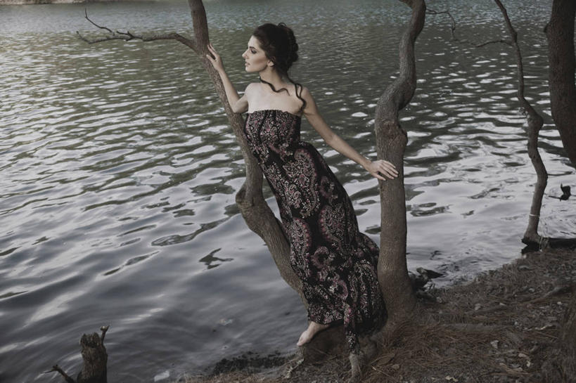 成年人,一个人,站,横图,室外,白天,裙子,晚礼服,旅游,度假,时尚,信心,湖,美景,水,印度,亚洲,仅一个年轻女性,仅一个女性,仅一个人,波纹,连衣裙,正装,反射,景观,娱乐,树,树干,自然,靠,靠着,享受,休闲,思考,赤脚,景色,放松,摄影,高雅,自然风光,南亚,印度共和国,尤物,名媛,年轻女性,女人,女性,年轻人,休闲活动,彩图,乌塔兰契尔邦,魅力,佳丽,丽人,美人,上流社会,媛,白日梦