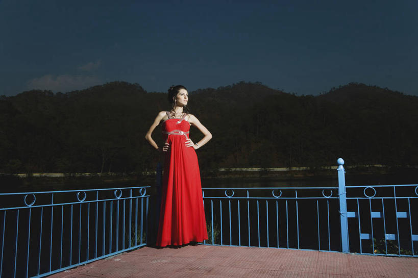 成年人,一个人,栏杆,站,横图,室外,正面,裙子,晚礼服,旅游,度假,时尚,信心,湖,美景,山,山脉,印度,亚洲,仅一个年轻女性,仅一个女性,仅一个人,连衣裙,正装,景观,娱乐,手叉腰,红色,自然,黄昏,叉腰,享受,休闲,景色,放松,摄影,高雅,双手叉腰,自然风光,南亚,印度共和国,尤物,名媛,年轻女性,女人,女性,年轻人,长发,休闲活动,彩图,乌塔兰契尔邦,魅力,佳丽,丽人,美人,上流社会,媛