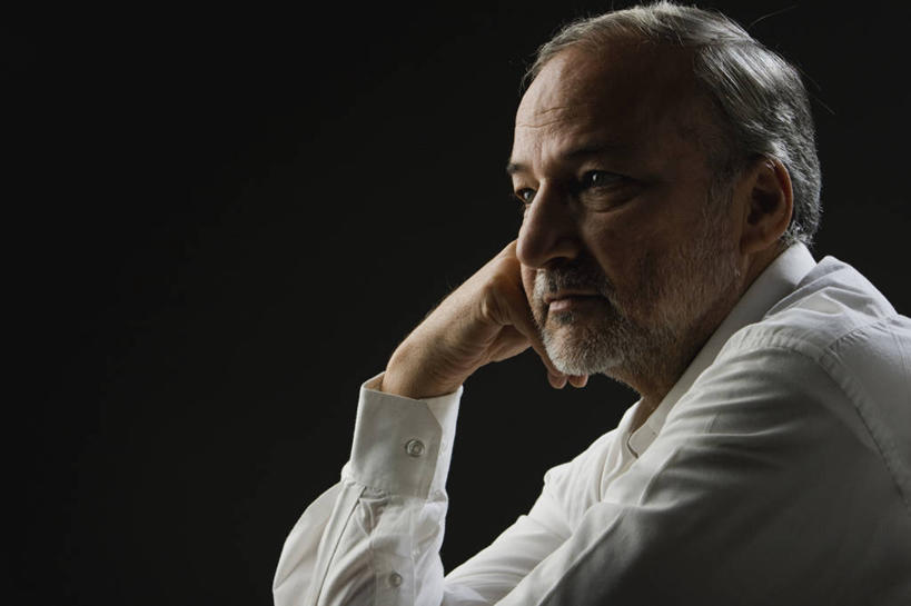 成年人,中年人,老年人,脸,头,脸颊,手,头发,一个人,横图,衬衫,仅一个男性,仅一个人,仅一个中年男性,黑色背景,沮丧,肩膀,靠,靠着,思考,人体,摄影,肖像,悲哀,担心,男人,男性,中年男性,印度人,头部,脸部,脸蛋,面部,彩图,影棚拍摄,胡茬,短发