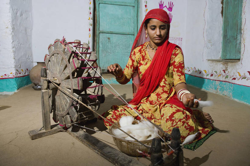 成年人,手,一个人,坐,横图,室内,白天,门,珠宝,印度,仅一个年轻女性,仅一个女性,仅一个人,卷曲,编织,缠绕,木制,头巾,头饰,织物,拿着,旋转,线团,纺织,发饰,毛线,职业,人体,摄影,印度文化,纱丽,拉贾斯坦邦,式样,手纺车,年轻女性,女人,女性,印度人,年轻人,坐着,彩图