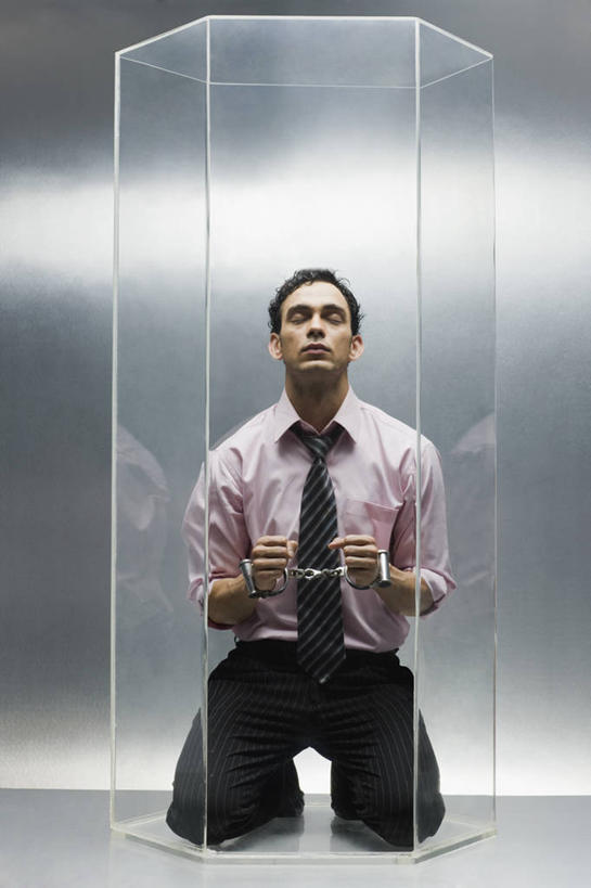 成年人,一个人,竖图,正面,手铐,仅一个男性,仅一个人,灰色背景,透明,六边形,仅一个年轻男性,灰色,容器,摄影,宁静,犯人,肖像,悲哀,想法,男人,男性,年轻男性,印度人,年轻人,拳头,闭着眼睛,跪着,彩图,影棚拍摄