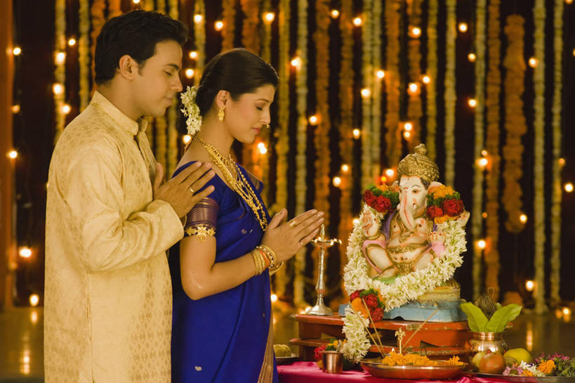 成年人,两个人,家庭,站,握手,横图,室内,白天,侧面,印度,节日,雕像,花环,文化,饮食,祈祷,健康,温暖,温馨,一家人,许愿,摄影,宗教,信仰,纪念,祈求,照亮,和睦,印度文化,纱丽,印度教,灵性,马哈拉施特拉邦,浦那,象头神,迦尼萨,平安,年轻男性,年轻女性,印度人,年轻人,闭着眼睛,搀手,拉手,手拉手,手握手,半身,彩图,传统服装,融洽,传统文化,毗那也迦,毗那夜迦,象鼻财神,象鼻天,障碍神