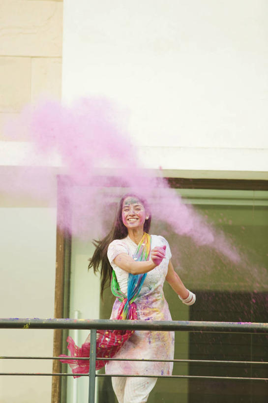 成年人,一个人,竖图,室外,白天,绘画,快乐,幸福,阳台,印度,仅一个年轻女性,仅一个女性,仅一个人,节日,庆祝,艺术,首都,放松,摄影,生活方式,颜料,美术,染料,印度文化,新德里,无忧无虑,年轻女性,女人,女性,印度人,年轻人,休闲活动,扔,彩图,胡里节,丙烯颜料