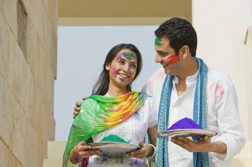 成年人,中年人,两个人,微笑,横图,室外,白天,绘画,快乐,幸福,印度,节日,庆祝,艺术,首都,餐盘,围巾,放松,摄影,生活方式,堆,颜料,美术,染料,印度文化,新德里,异性恋,无忧无虑,年轻女性,中年男性,印度人,年轻人,休闲活动,拥抱,半身,彩图,胡里节,丙烯颜料