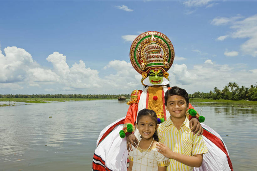 儿童,成年人,中年人,三个人,站,微笑,横图,彩色,室外,白天,正面,旅游,度假,纯洁,河流,美景,日光,印度,表演,头饰,地平线,地形,景观,辽阔,地面,娱乐,表演者,小孩,风景,自然,彩妆,手势,享受,休闲,广阔,景色,放松,可爱,童年,童趣,搭,摄影,五颜六色,宁静,一望无际,色彩斑斓,搭着,自然风光,延伸,肖像,五彩缤纷,演出服,童真,烂漫,无邪,印度文化,喀拉拉邦,天地相交,五彩斑斓,无边无际,一马平川,五光十色,卡塔卡利舞,天真,男孩,女孩,中年男性,印度人,孩子,半身,彩图,传统服装,旅行,舞蹈,打手势,传统文化,舞台妆