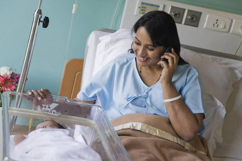 婴儿,儿童,成年人,中年人,两个人,家庭,母亲,医院,坐,打电话,微笑,横图,俯视,室内,特写,白天,侧面,快乐,通讯,幸福,纯洁,床,手机,印度,首都,小孩,靠,靠着,温暖,温馨,一家人,可爱,童年,摄影,活泼,观看,和睦,脆弱,宝宝,手术服,纯真,烂漫,无邪,腕带,静脉滴注,新德里,无线电技术,伶俐,天真,女性,中年女性,印度人,孩子,睡觉,仰卧,彩图,高角度拍摄,爱,融洽