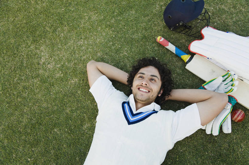 成年人,脸,头,脸颊,头发,一个人,笑,微笑,露齿笑,横图,俯视,室外,白天,运动服,快乐,幸福,安全,运动,印度,仅一个男性,仅一个人,抱头,头饰,防护,首都,肩膀,草,仅一个年轻男性,黑色,手套,休息,乐趣,摄影,生活方式,保护,双手抱头,享乐,保险,新德里,保全,周全,安稳,安定,防护手套,捧首,捧头,平安,男人,男性,年轻男性,印度人,年轻人,头部,卷发,脸部,脸蛋,面部,仰卧,彩图,高角度拍摄,英俊,短发,美人,板球运动员