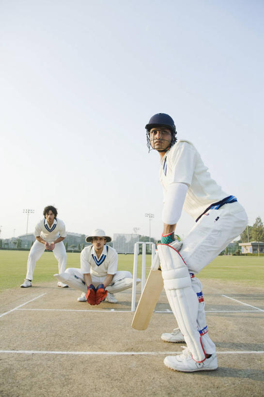 成年人,一个人,三个人,竖图,室外,白天,运动服,运动,竞争,印度,仅一个男性,仅一个人,头饰,首都,仅一个年轻男性,活力,摄影,生活方式,专心,新德里,敌对,技能,男人,男性,年轻男性,印度人,年轻人,彩图,板球运动员