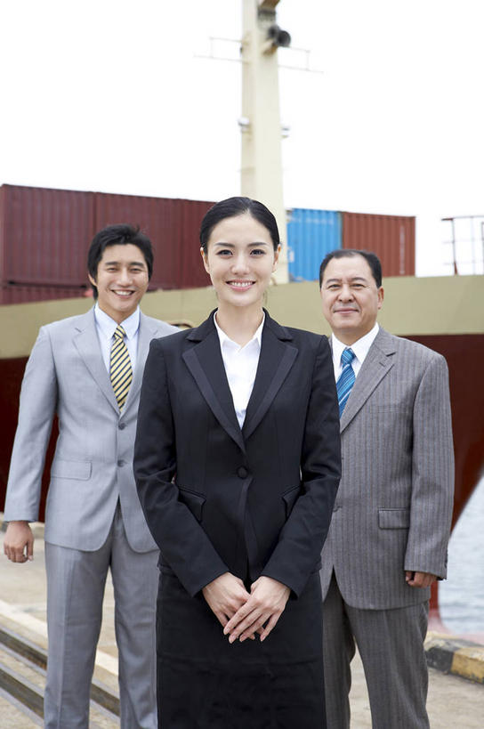 东方人,三个人,同事,商务人士,商务男性,商务女性,码头,站,笑,微笑,露齿笑,竖图,室外,白天,正面,衬衫,成功,合作,团队,集体,信心,港口,船,亚洲,一艘,握,阴影,套装,朦胧,模糊,光线,影子,领带,注视,黄种人,队伍,油轮,天空,阳光,交通工具,天,观察,看,站着,握着,观看,察看,领导,象征,庄重,成就,关注,载具,商务装,身份,合伙,领袖,工薪阶层,正式,地位,集装箱码头,男人,男性,年轻男性,年轻女性,女人,女性,中年男性,亚洲人,白领,上班族,站立,半身,彩图,衬衣,摆渡口,埠头,渡口,渡头,港湾,海港,货运码头,口岸,商港,商船,油船,运输船舶