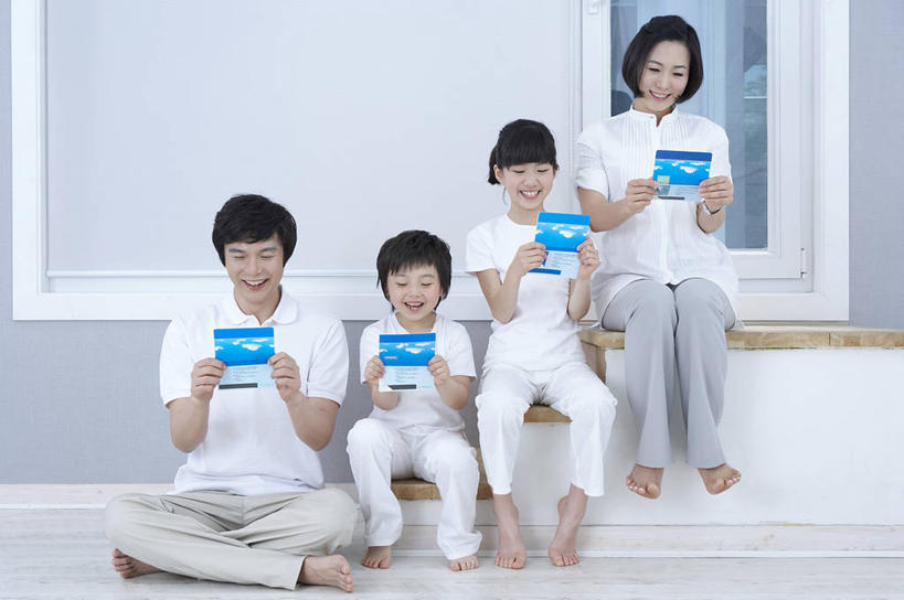 东方人,儿童,中年人,四个人,家庭,夫妻,母亲,父亲,女儿,儿子,坐,笑,盘腿,微笑,露齿笑,横图,室内,白天,正面,爱情,纯洁,窗户,地板,亚洲,握,阴影,服装,反射,影子,墙,地面,浪漫,注视,休闲装,黄种人,光脚,木地板,玻璃窗,墙壁,墙面,小孩,衣服,蓝色,灰色,观察,看,四个,休闲,温暖,温馨,父女,父子,母女,母子,一家人,赤脚,休闲服,恩爱,父爱,可爱,母爱,童年,童趣,储蓄,存钱,握着,金融,理财,恋人,服饰,经济,观看,存折,和睦,察看,资金,关注,存款,流通,贸易,童真,烂漫,无邪,天真,男孩,男人,男性,女孩,女人,女性,中年男性,中年女性,亚洲人,孩子,夫妇,情侣,盘腿而坐,盘膝,盘着腿的,盘着腿坐,双腿交叉,坐着,彩图,全身,存款簿,伴侣,融洽,男生,女生