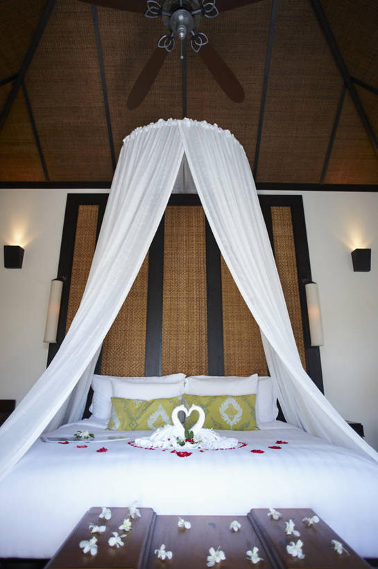 无人,竖图,室内,白天,仰视,床,天花板,卧室,纺织品,照明,阴影,光线,壁灯,蚊帐,影子,墙,灯光,床单,织物,被子,墙壁,墙面,灯,两个,灰色,灯具,单人床,照亮,被单,照明设备,阻隔,隔绝,彩图,低角度拍摄,睡房,卧房