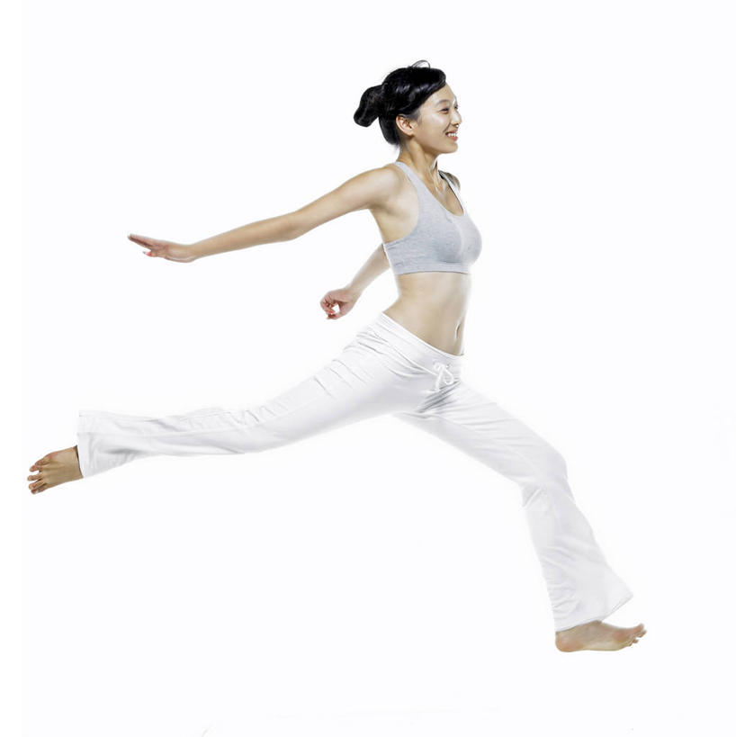 东方人,一个人,跳,竖图,室内,白天,白色背景,侧面,亚洲,仅一个年轻女性,仅一个女性,仅一个人,阴影,内衣,反射,影子,半空,注视,黄种人,光脚,观察,看,赤脚,胸罩,文胸,摄影,影棚,观看,张开双腿,运动文胸,察看,关注,乳罩,胸衣,展开双腿,运动胸罩,年轻女性,女人,女性,亚洲人,跳跃,彩图,全身,影棚拍摄,拍摄,运动型胸罩,伸展双腿