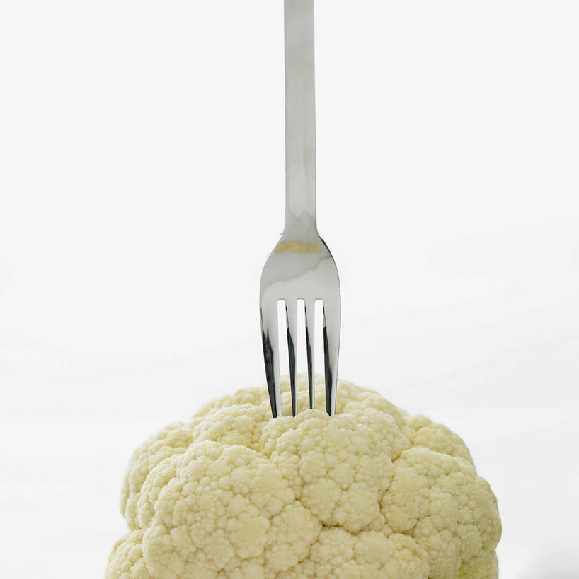 无人,竖图,室内,特写,白天,白色背景,正面,蔬菜,餐具,一把,阴影,新鲜,反射,叉子,影子,花菜,花椰菜,食品,菜花,食物,一个,黄色,摄影,有机食品,绿色食品,影棚,单个,椰菜花,餐叉,进餐用具,彩图,影棚拍摄,拍摄
