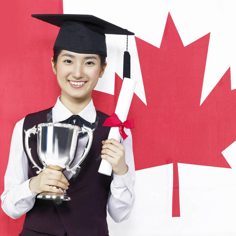 东方人,一个人,站,笑,微笑,露齿笑,竖图,室内,白天,正面,制服,成功,胜利,旗帜,国旗,帽子,叶子,亚洲,仅一个年轻女性,仅一个女性,仅一个人,一片,握,阴影,服装,反射,丝绸,丝带,文凭,影子,枫叶,枯叶,落叶,缎带,注视,黄种人,绸带,一个,红色,白色,观察,看,站着,校服,光彩,握着,单个,观看,枫树叶,察看,证书,博士帽,关注,荣誉,奖品,加拿大国旗,学位证,学位证书,学生服,荣耀,学位帽,光荣,年轻女性,女人,女性,亚洲人,叶,叶片,旗,站立,半身,彩图,枫叶旗,奖杯