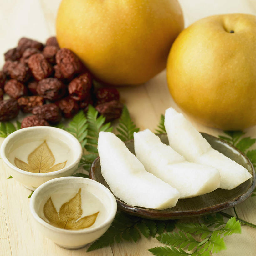 无人,竖图,俯视,室内,特写,白天,植物,苹果,梨,餐具,水果,一堆,许多,切开,阴影,堆叠,堆积,新鲜,反射,碟子,盘,影子,生食,食品,果实,很多,食物,两个,一个,绿色,自然,盘子,碟,切,香梨,有机食品,绿色食品,生长,单个,成长,堆,藻类,剖面,切面,真核生物,红藻,生梨,彩图,高角度拍摄,藻类植物