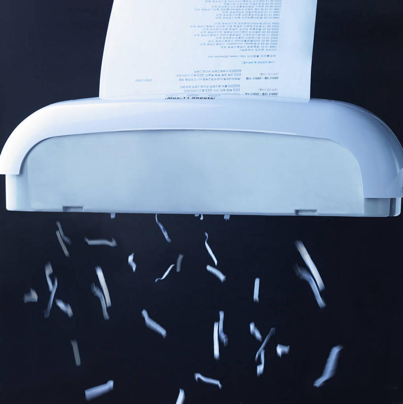 无人,竖图,室内,特写,白天,正面,静物,许多,阴影,黑色背景,漂浮,飘扬,反射,影子,办公用品,纸屑,很多,飘落,摄影,影棚,下沉,一台,办公设备,碎纸,保密,秘密,降落,机密,碎纸条,输出设备,飘零,机要,彩图,影棚拍摄,拍摄,碎纸机