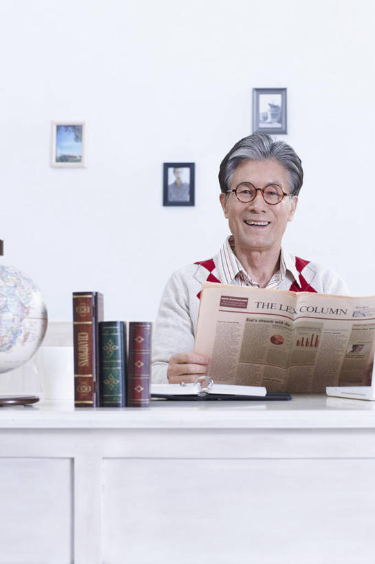 东方人,一个人,坐,笑,微笑,露齿笑,竖图,室内,白天,正面,绘画,阅读,桌子,报纸,书籍,亚洲,仅一个男性,仅一个人,握,学习,阴影,服装,艺术,反射,信息,眼镜,影子,墙,古典,注视,休闲装,黄种人,文化,书桌,墙壁,墙面,衣服,白色,课桌,书本,工艺品,打开,翻开,观察,看,品味,仅一个老年男性,三本,休闲,休闲服,浏览,握着,服饰,观看,老花镜,三幅,新闻,美术,察看,高雅,关注,挂画,美学,远视眼镜,掀开,老年男性,男人,男性,亚洲人,书,图书,装饰画,坐着,半身,彩图,报刊