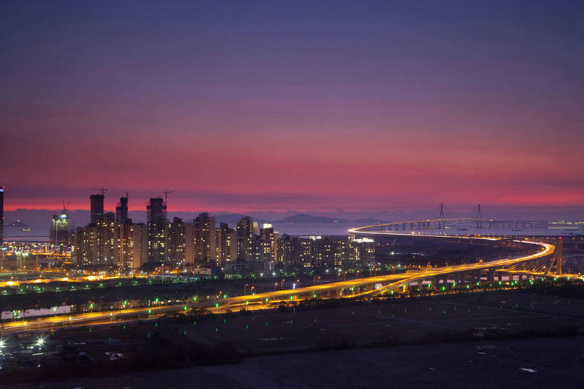 无人,家,高楼大厦,横图,室外,夜晚,正面,长时间曝光,度假,海浪,海洋,美景,城市风光,标志建筑,城市,大桥,大厦,地标,建筑,摩天大楼,桥梁,夜景,照明,韩国,亚洲,一排,许多,阴影,整齐,光线,影子,房屋,屋子,景观,浪花,高架,建筑群,桥,灯光,很多,娱乐,建设,楼房,住宅,灯,排列,海水,灯具,享受,休闲,景色,放松,照亮,照明设备,队列,手电筒,曝光,高架桥,海景,电筒,手电,东亚,高架道路,跨线桥,前照灯,前大灯,车前灯,大韩民国,广域市,仁川,仁川市,仁川广域市,大海,风浪,海,海水的波动,近岸浪,涌浪,彩图,房子,大楼,高层建筑,高楼,摩天楼,仁川大桥