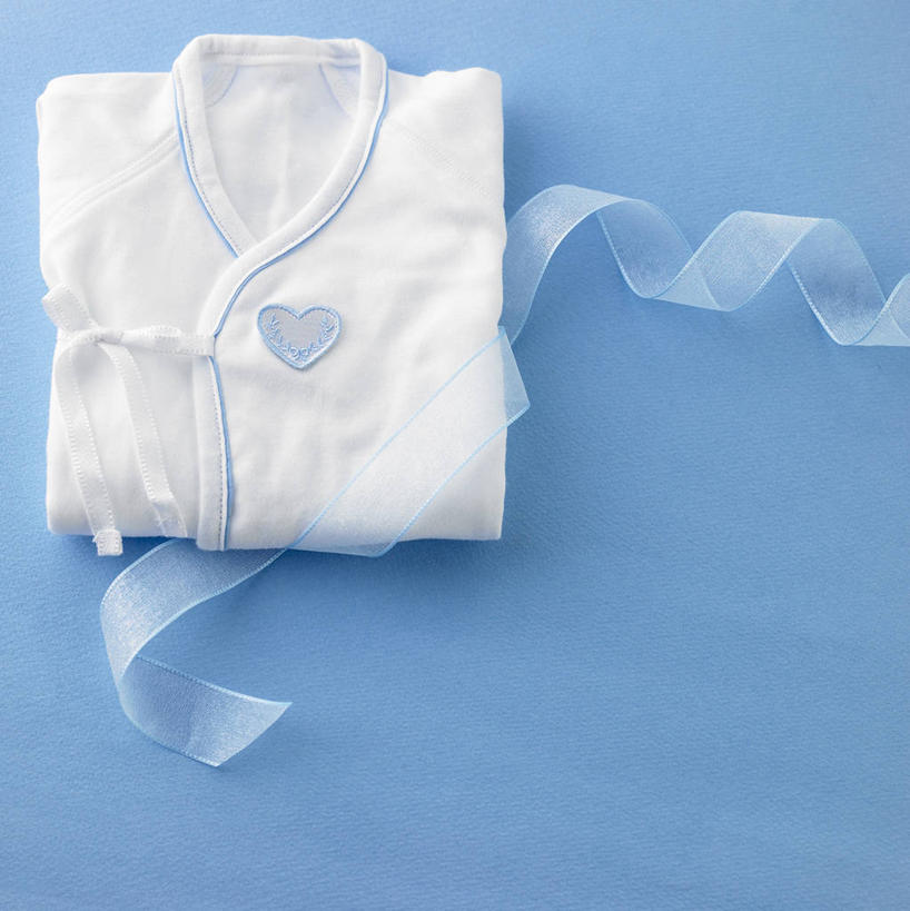 无人,竖图,俯视,室内,特写,白天,婴儿服装,静物,阴影,蓝色背景,光线,丝绸,丝带,影子,缎带,绸带,蓝色,白色,阳光,一件,摄影,影棚,彩图,高角度拍摄,影棚拍摄,婴儿服,拍摄