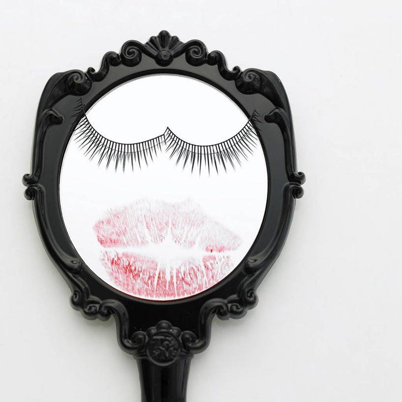 睫毛,无人,竖图,室内,特写,白天,白色背景,正面,化妆,美容,镜子,静物,阴影,反射,影子,两个,一个,黑色,假睫毛,摄影,影棚,单个,镜像,镜面,口红印,眼妆,光学,手镜,睫,眼睫毛,彩图,影棚拍摄,拍摄,美容用品,唇印