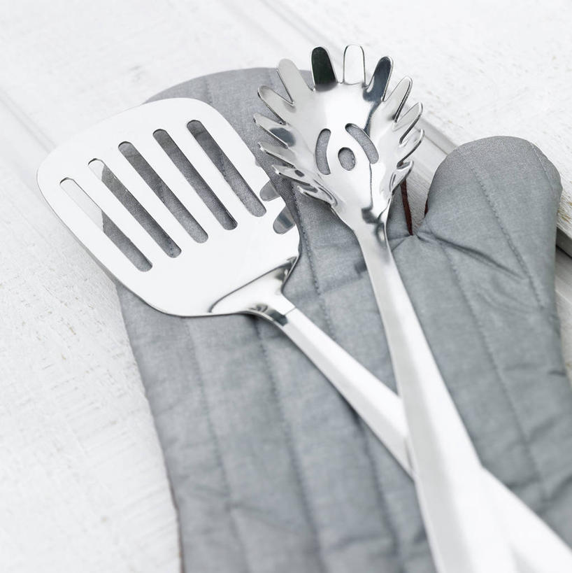 无人,竖图,俯视,室内,特写,白天,白色背景,安全,静物,一把,阴影,反射,影子,勺子,防护,隔热手套,微波炉手套,一个,手套,调羹,汤匙,摄影,影棚,单个,保护,厨房手套,隔热,彩图,高角度拍摄,影棚拍摄,拍摄