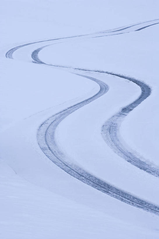 无人,竖图,俯视,室外,特写,白天,雪,大雪,阴影,曲折,弯曲,反射,影子,积雪,雪景,冬季,冬天,痕迹,寒冷,蜿蜒,严寒,陈迹,彩图,高角度拍摄,胎印,轮胎印