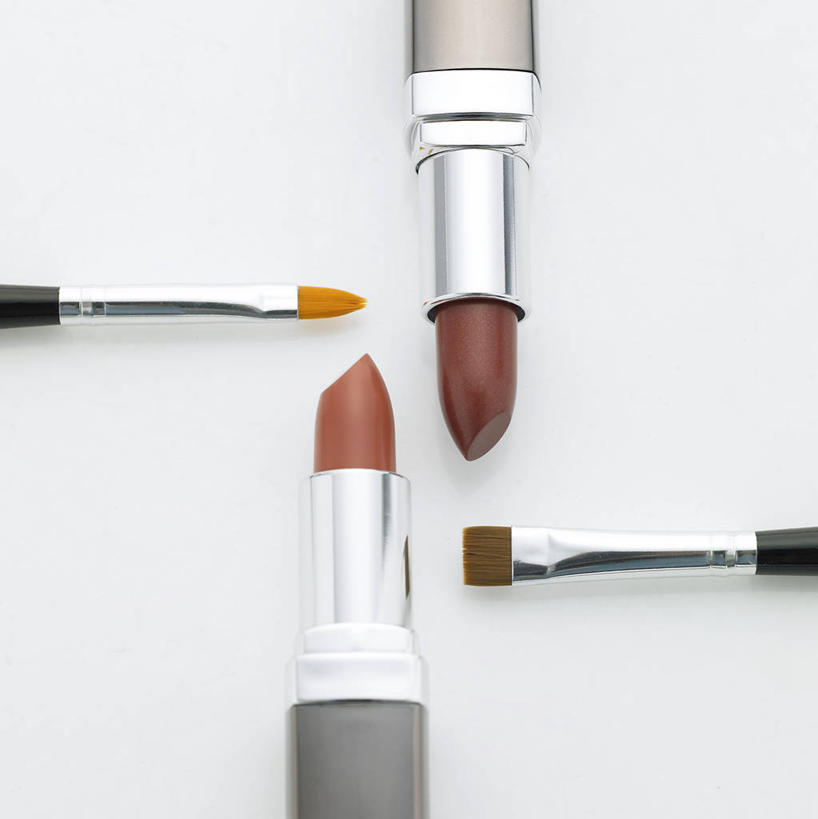 无人,竖图,俯视,室内,特写,白天,白色背景,静物,阴影,反射,影子,两把,唇刷,两个,唇膏,化妆品,化妆刷,刷子,口红,摄影,影棚,美容工具,化妆用品,彩妆刷,化妆工具,唇棒,彩图,高角度拍摄,影棚拍摄,拍摄