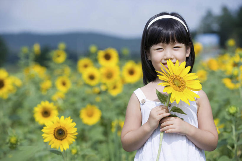东方人,儿童,一个人,站,横图,室外,白天,正面,裙子,爱情,幸福,纯洁,草地,草坪,花海,花圃,山,山脉,树林,太阳,植物,向日葵,叶子,亚洲,仅一个女性,仅一个人,握,阴影,连衣裙,朦胧,模糊,装饰,盛开,光线,头饰,影子,山峰,山峦,花蕾,注视,黄种人,闻,草,花,花瓣,花朵,花卉,鲜花,树,树木,小孩,黄色,蓝色,绿色,蓝天,天空,阳光,自然,发箍,发饰,饰品,花丛,花束,花田,群山,天,花苞,花蕊,观察,看,站着,仅一个小孩,可爱,童年,童趣,握着,生长,晴朗,成长,头箍,观看,华丽,修饰,点缀,察看,嗅,关注,发卡,光辉,童真,烂漫,无邪,配饰,沉默,忠诚,万里无云,衬托,美观,雅致,雅观,勇敢,投缘,爱慕,高傲,天真,朝阳花,葵花,望日莲,向阳花,转日莲,女孩,女人,女性,亚洲人,孩子,晴空,晴空万里,站立,半身,彩图,女生