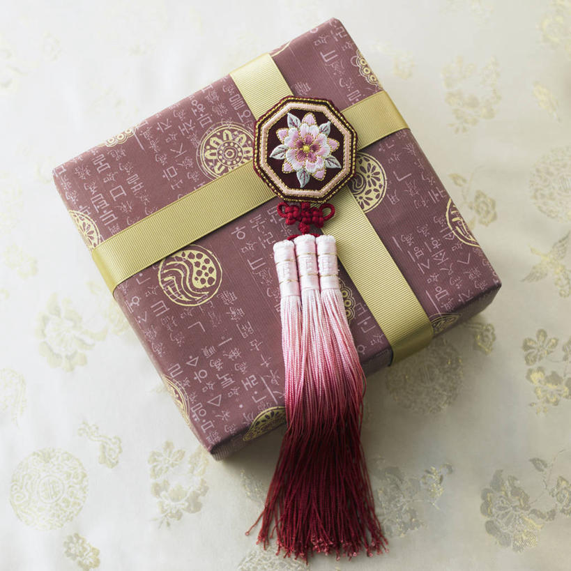 无人,方图,俯视,室内,特写,白天,静物,礼盒,礼物,玉,阴影,反射,雕刻,影子,纸盒,盒子,一个,包装盒,礼品盒,奢侈品,玉雕,礼品,单个,玉器,贵重,珍贵,玉石,玉佩,宝贵,彩图,高角度拍摄