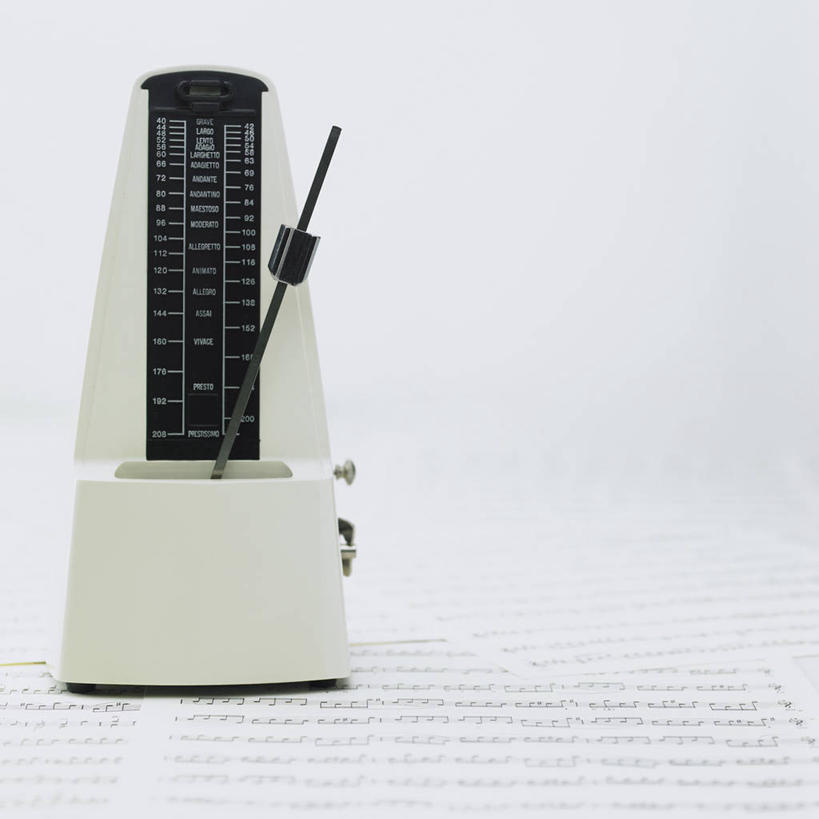 无人,方图,室内,特写,白天,正面,静物,书籍,阴影,灰色背景,朦胧,模糊,反射,影子,节拍器,乐谱,五线谱,音乐,一个,摄影,影棚,单个,节奏,节拍,音符,符头,符干,符尾,乐章,稳定,彩图,影棚拍摄,拍摄