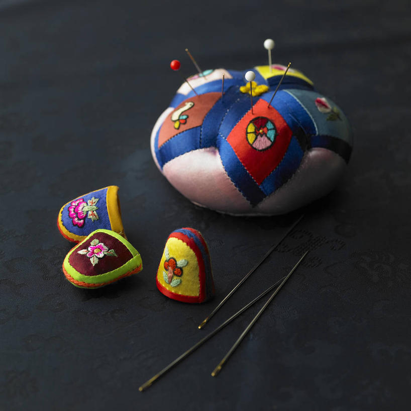 无人,竖图,俯视,室内,特写,白天,静物,阴影,黑色背景,反射,影子,针,一个,摄影,影棚,单个,缝纫,缝衣针,针线,针包,针垫,彩图,高角度拍摄,影棚拍摄,拍摄