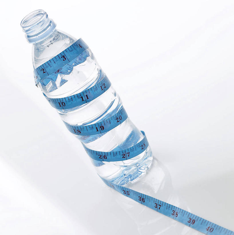 无人,竖图,室内,特写,白天,白色背景,正面,水,阴影,环绕,缠绕,反射,测量,液体,影子,刻度,饮用水,一个,蓝色,尺,瓶子,塑料制品,矿泉水,塑料瓶,摄影,影棚,单个,测量工具,尺子,一瓶,衡量,绘图,比例尺,纠缠,比例,蒸馏水,测绘,量具,量仪,标度,扩大,缩小,缩尺,彩图,影棚拍摄,拍摄