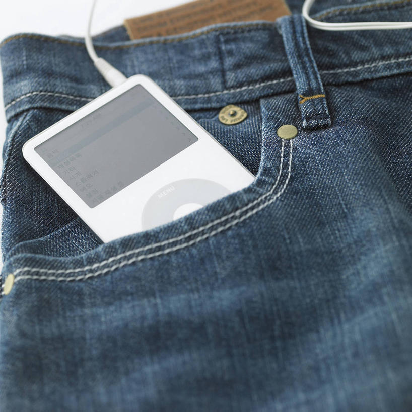 无人,竖图,俯视,室内,特写,白天,陶醉,快乐,静物,阴影,裤子,反射,影子,音乐,音乐播放器,牛仔裤,一个,蓝色,白色,随身听,享受,单个,彩图,高角度拍摄,ipod播放器,播放器,沉醉