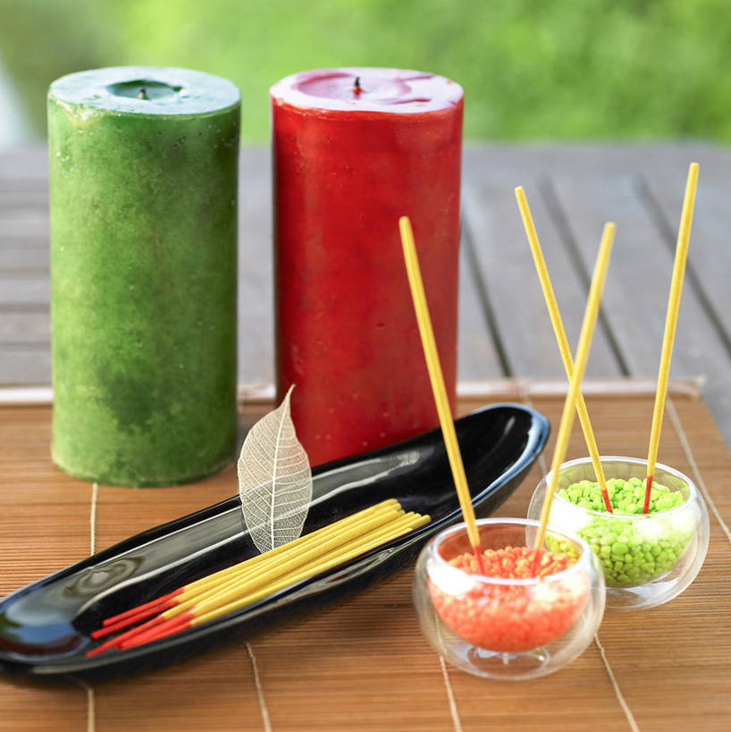 无人,竖图,室内,特写,白天,正面,化妆,美容,桌面,桌子,杯子,餐具,蜡烛,玻璃,护肤,阴影,朦胧,模糊,反射,木制,碟子,盘,影子,玻璃制品,两个,盘子,木制品,水杯,碟,保养,享受,休闲,放松,保健,养颜,烛炬,茶杯,彩图,SPA美容