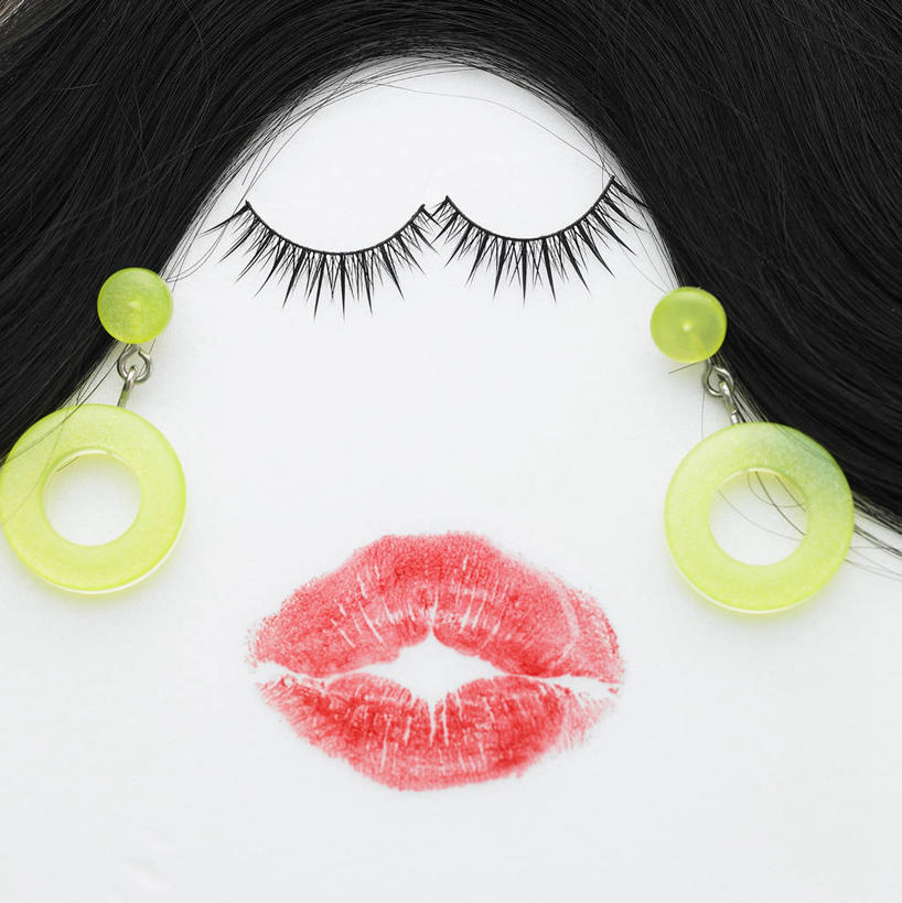 睫毛,无人,竖图,俯视,室内,特写,白天,白色背景,静物,阴影,反射,影子,装饰品,两个,一个,红色,绿色,耳环,饰品,首饰,假睫毛,摄影,影棚,单个,口红印,眼妆,耳饰,睫,眼睫毛,彩图,高角度拍摄,影棚拍摄,拍摄,美容用品,唇印