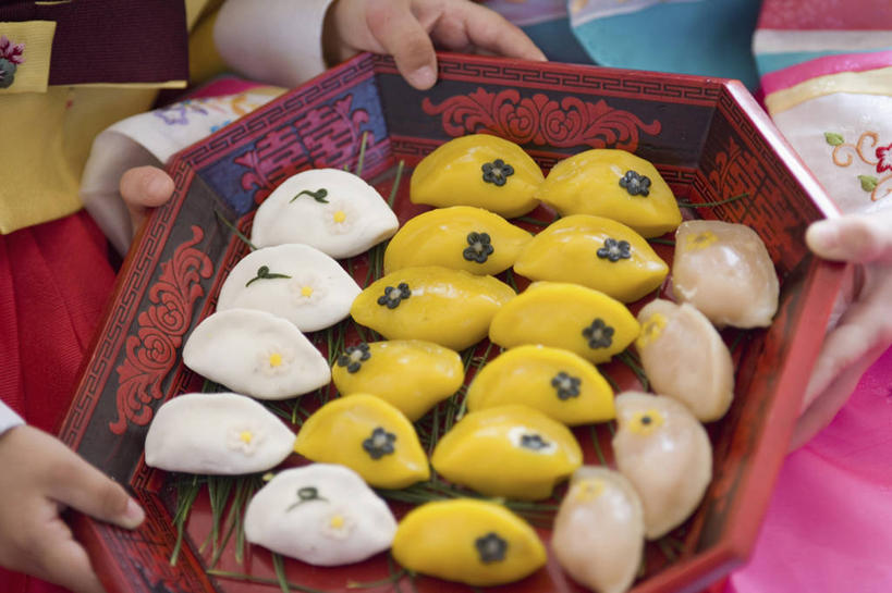 点心,东方人,两个人,伙伴,朋友,横图,俯视,室外,特写,白天,民族服装,友谊,餐具,亚洲,一排,许多,握,阴影,朦胧,模糊,整齐,并列,并排,反射,碟子,盘,影子,料理,食品,年糕,甜点,很多,黄种人,美食,食物,糕点,排列,一个,盘子,碟,甜食,中式,握着,单个,队列,平行,友情,男人,男性,年轻男性,年轻女性,女人,女性,亚洲人,半身,彩图,高角度拍摄,传统服装,民俗服,年年糕