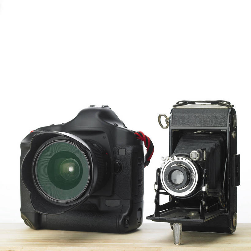 无人,竖图,室内,特写,白天,白色背景,正面,静物,相机,阴影,反射,影子,拍照,黑色,数码相机,摄影,影棚,两台,照相机,彩图,影棚拍摄,拍摄,照相