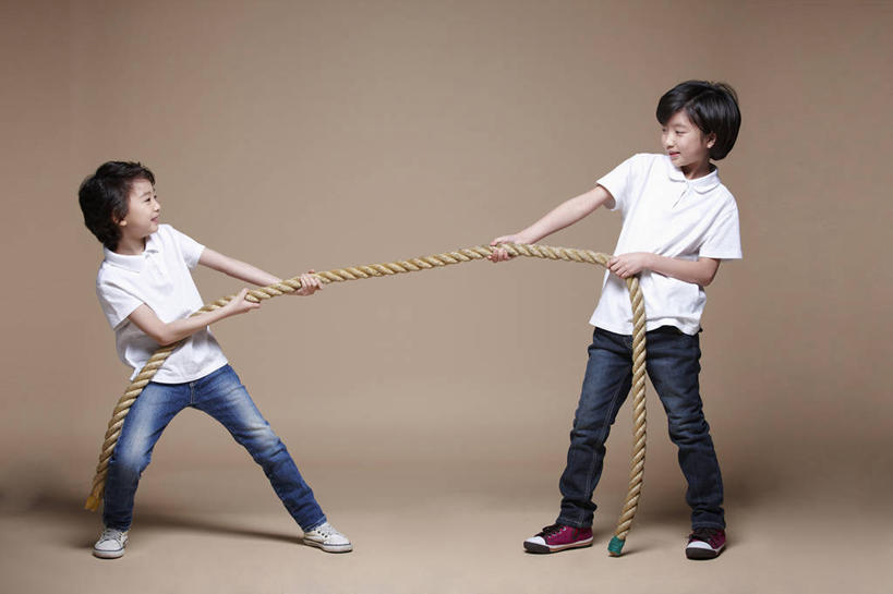 东方人,儿童,两个人,伙伴,朋友,站,横图,室内,白天,正面,锻炼,友谊,纯洁,运动,拔河,亚洲,一根,阴影,服装,裤子,反射,麻绳,影子,速度,扭头,注视,牛仔裤,休闲装,黄种人,娱乐,相视,小孩,衣服,白色,绳子,观察,看,站着,转头,休闲,面对面,休闲服,可爱,力量,平衡,童年,童趣,摄影,服饰,影棚,褐色背景,观看,张开双腿,技巧,对视,绳索,协调,察看,互视,关注,相对,灵敏,童真,烂漫,无邪,柔韧,相看,趣味,耐力,抗争,展开双腿,体育,天真,友情,男孩,男人,男性,女孩,女人,女性,亚洲人,站立,彩图,全身,影棚拍摄,健身,拍摄,男生,女生,伸展双腿