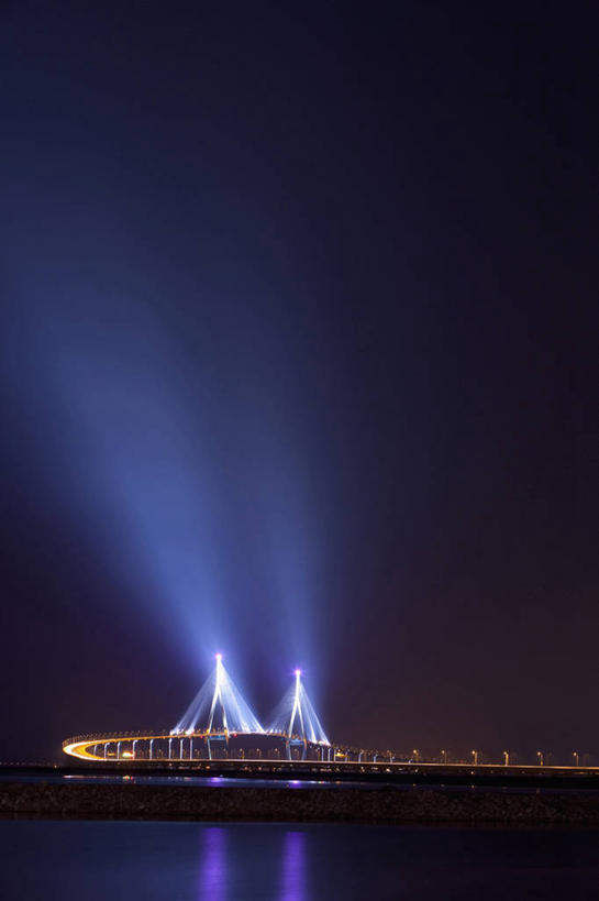 无人,竖图,室外,夜晚,正面,度假,海浪,海洋,美景,城市风光,城市,大桥,桥梁,夜景,照明,大理,中国,亚洲,阴影,光线,影子,景观,浪花,斜拉桥,桥,灯光,娱乐,云南,灯,倒影,海水,灯具,享受,休闲,景色,放松,探照灯,照亮,倒映,照明设备,海景,东亚,云南省,中华人民共和国,西南地区,滇,大理州,大理白族自治州,反照,斜张桥,大海,风浪,海,海水的波动,近岸浪,涌浪,彩图