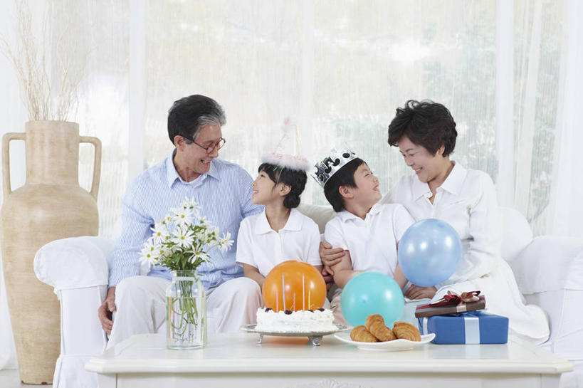 点心,东方人,儿童,老年人,四个人,家庭,夫妻,祖母,祖父,客厅,坐,捧,笑,微笑,露齿笑,横图,室内,白天,正面,爱情,纯洁,窗户,窗帘,落地窗,沙发,桌子,花瓶,皇冠,蜡烛,礼盒,礼物,亚洲,阴影,服装,装饰,盛开,光线,木制,火焰,丝绸,丝带,眼镜,影子,纸盒,烛光,塑料,陶瓷,墙,食品,缎带,陶瓷制品,浪漫,燃烧,花蕾,茶几,扭头,注视,休闲装,黄种人,文化,玻璃窗,相视,墙壁,墙面,绸带,盒子,花,花瓣,花朵,鲜花,食物,糕点,一个,小孩,衣服,蓝色,绿色,白色,帘子,包装盒,木制品,瓶子,气球,塑料制品,礼品盒,生日蛋糕,花苞,花蕊,点燃,观察,看,祈祷,转头,一束,休闲,温暖,温馨,一家人,面对面,休闲服,橙色,遮阳,橡胶,恩爱,可爱,童年,童趣,搭,许愿,恋人,服饰,礼品,奶奶,爷爷,单个,观看,纪念,祖孙,老花镜,对视,华丽,修饰,祈求,点缀,火光,和睦,权威,察看,起居室,互视,搭着,高贵,关注,相对,布艺沙发,童真,橡胶制品,烂漫,无邪,外婆,外孙女,外祖母,外公,外祖父,外孙,相看,外孙子,衬托,美观,雅致,雅观,权力,统治,客堂,远视眼镜,平安,天真,老年男性,老年女性,男孩,男人,男性,女孩,女人,女性,亚洲人,孩子,夫妇,情侣,孙女,孙子,王冠,端,端着,捧着,手捧,坐着,半身,彩图,伴侣,融洽,蛋糕,男生,女生